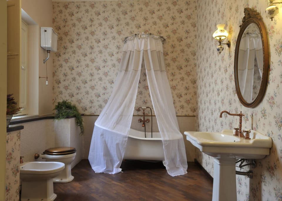 Bathroom, Decorative detail