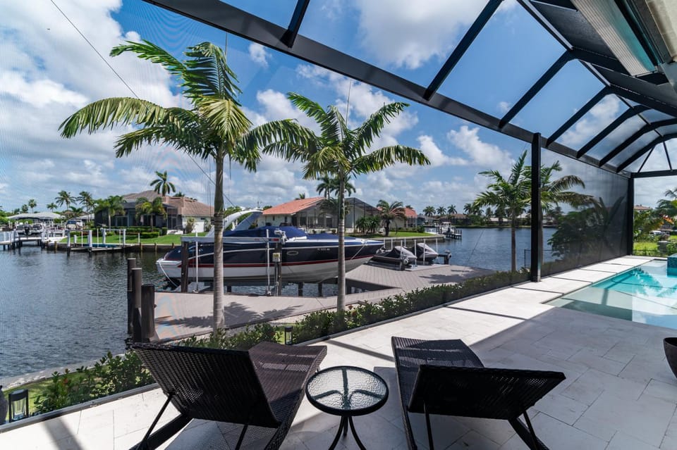 Luxurious Waterfront 4 Bed Island Retreat House in Marco Island