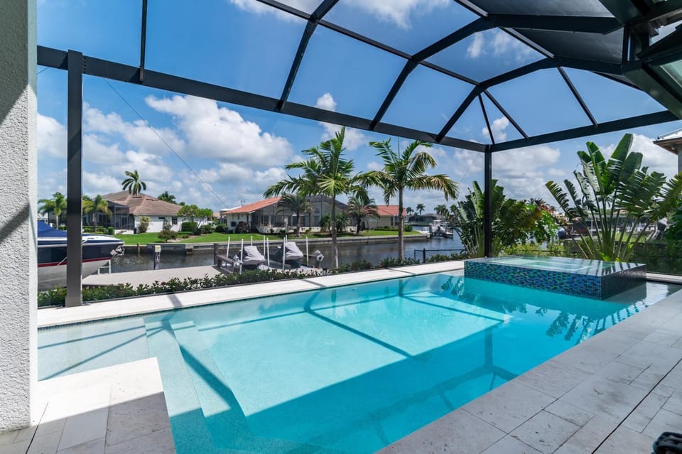 Luxurious Waterfront 4 Bed Island Retreat House in Marco Island