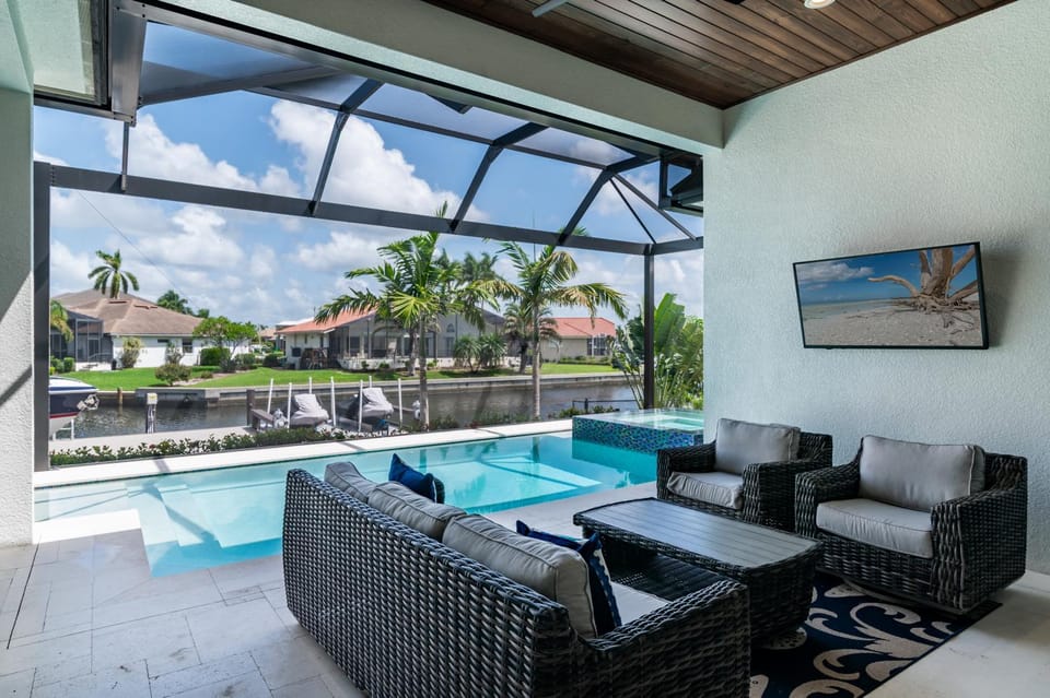 Luxurious Waterfront 4 Bed Island Retreat House in Marco Island