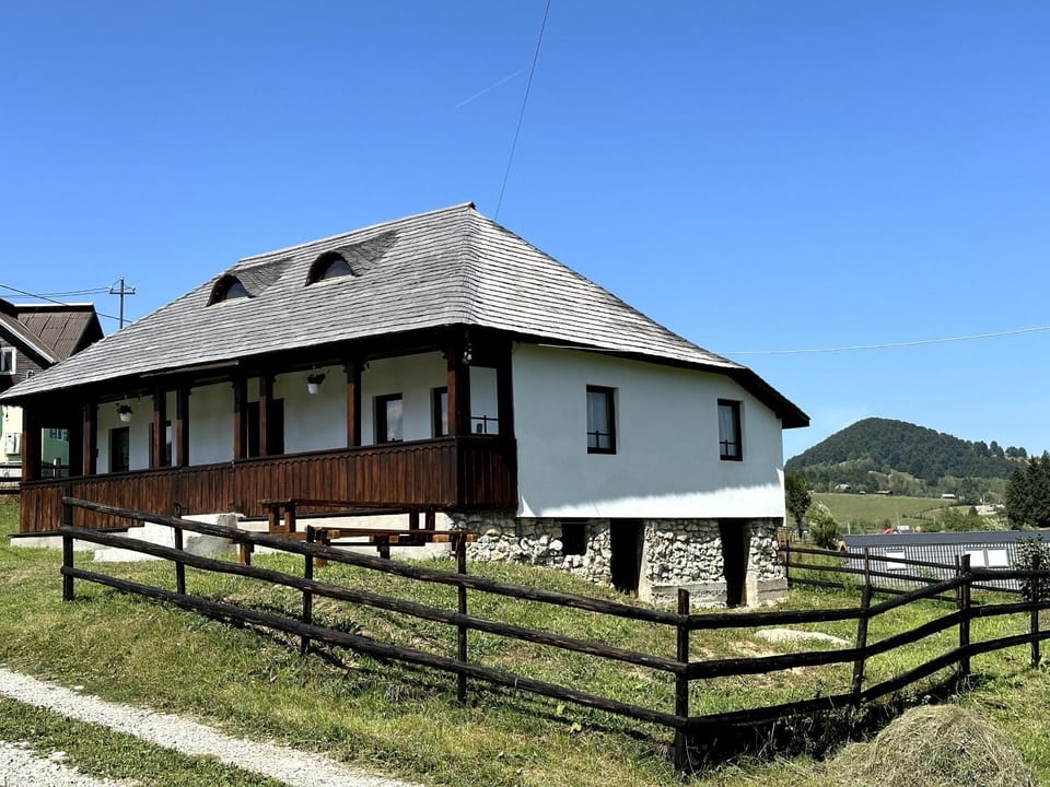Casa Bunicilor Ciocanu House in Brașov County