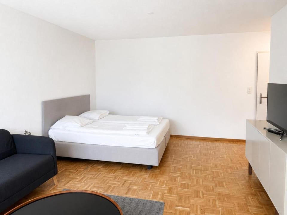 Bed, TV and multimedia, Photo of the whole room, Bedroom