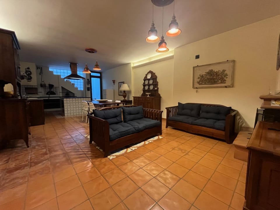 Lounge or bar, fireplace