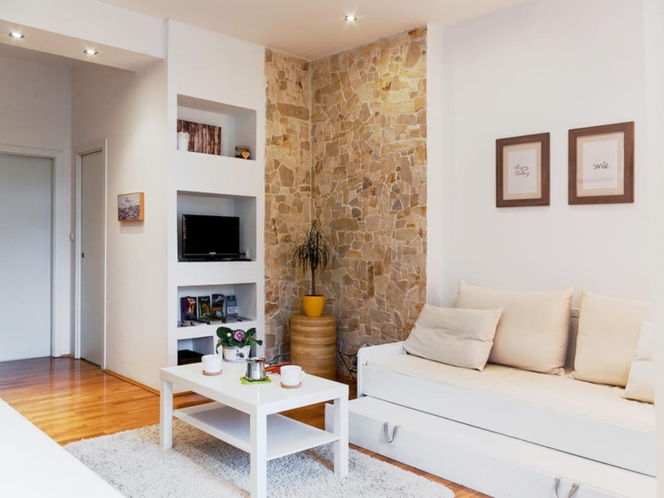 Bed, TV and multimedia, Living room, Seating area