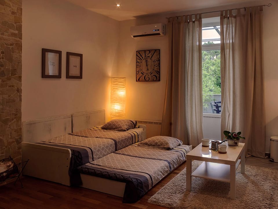 Bed, Living room