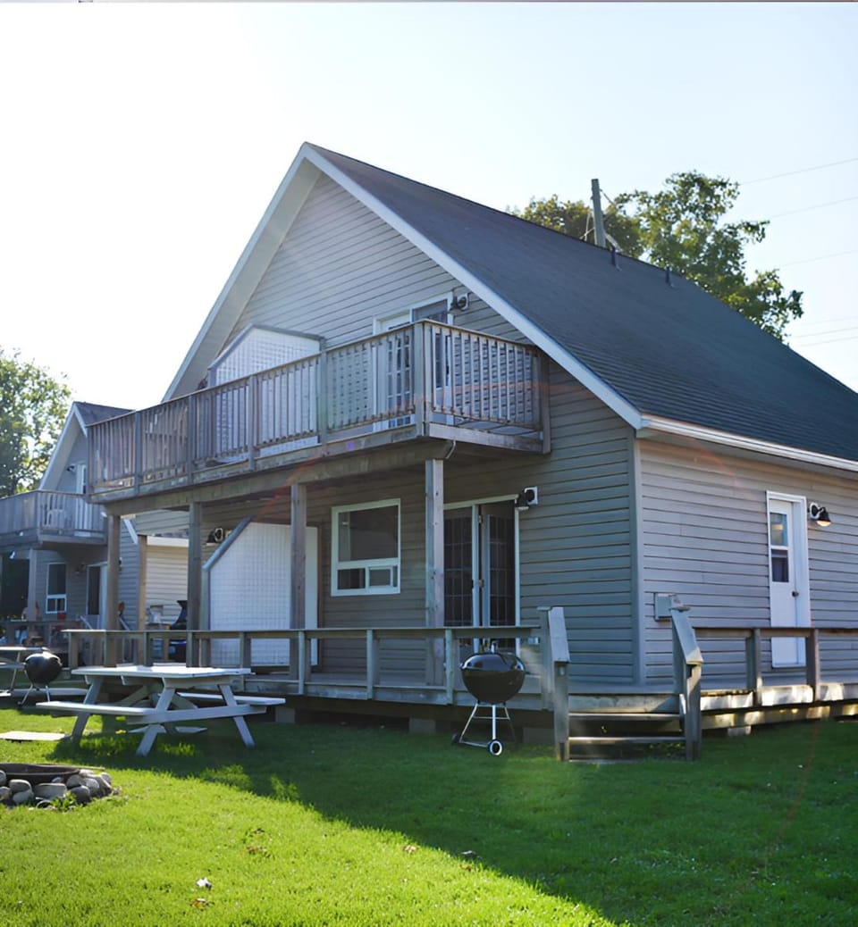 Lions Head Beach Motel & Cottages - WATERFRONT Motel in Lion's Head