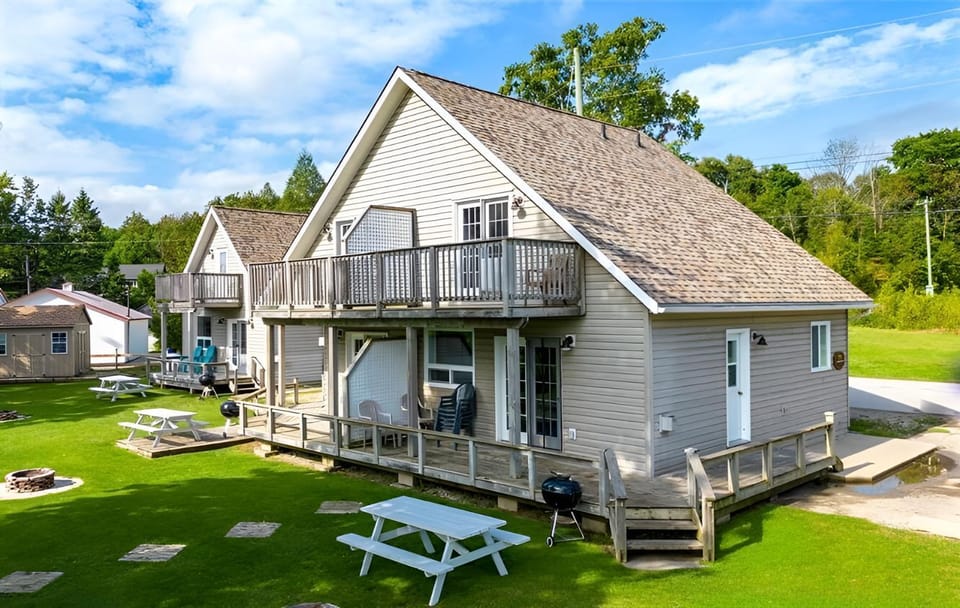 Lions Head Beach Motel & Cottages - WATERFRONT Motel in Lion's Head