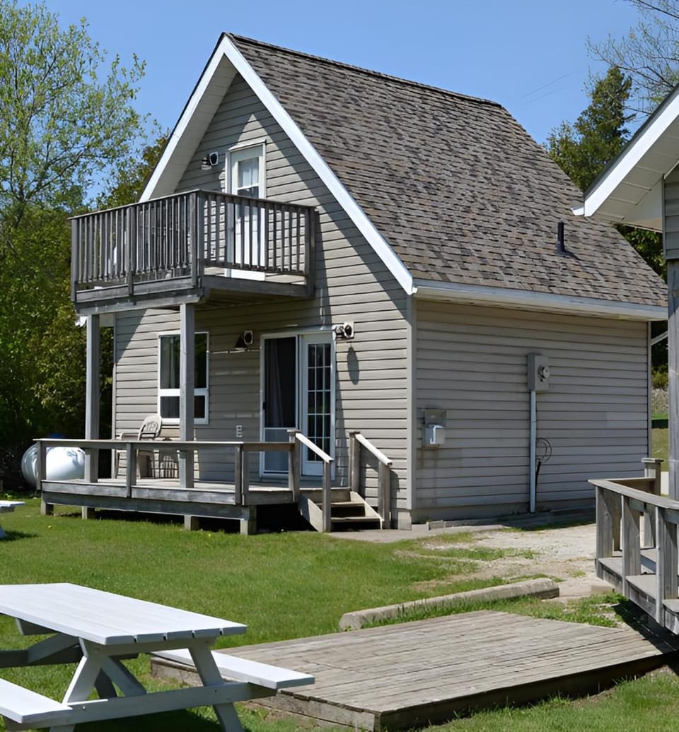 Lions Head Beach Motel & Cottages - WATERFRONT Motel in Lion's Head