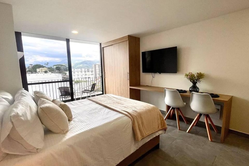 Bed, TV and multimedia, Photo of the whole room, Bedroom
