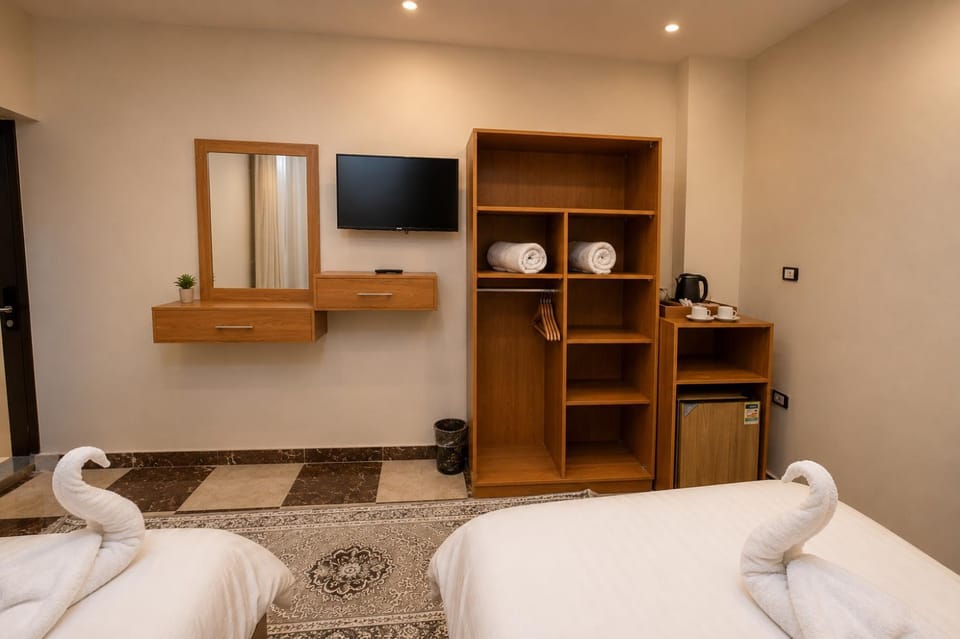 Property building, Bed, TV and multimedia, Kitchen or kitchenette, Photo of the whole room, Bedroom, wardrobe
