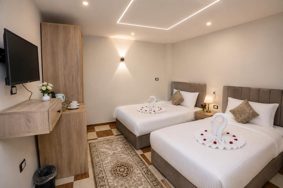 Property building, Bed, TV and multimedia, Photo of the whole room, Bedroom, towels