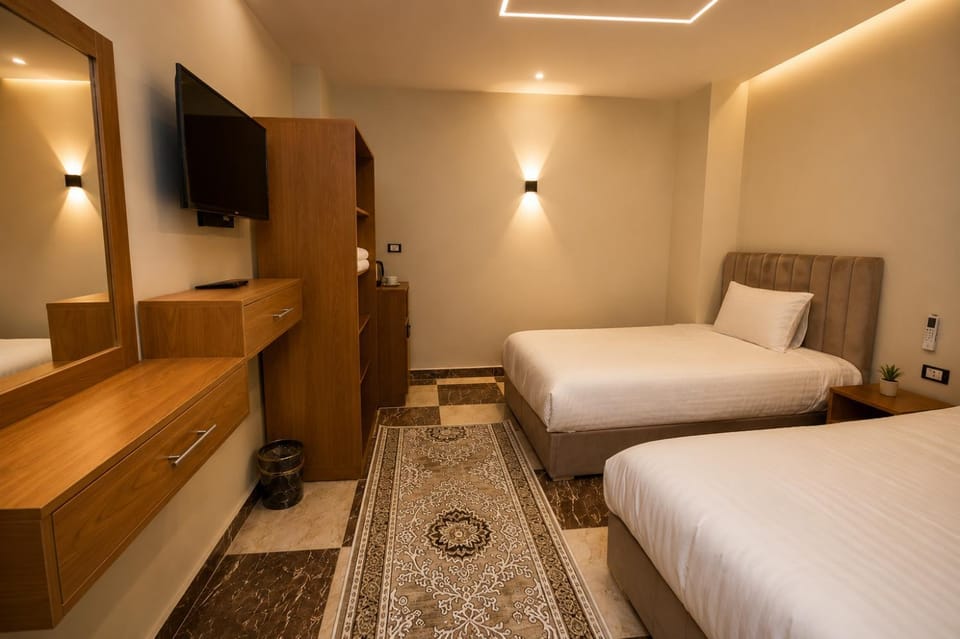 Property building, Communal lounge/ TV room, Bed, TV and multimedia, Photo of the whole room, Evening entertainment, Bedroom, hair dresser, wardrobe