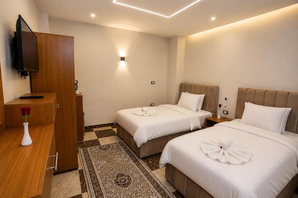 Property building, Communal lounge/ TV room, Bed, TV and multimedia, Photo of the whole room, Evening entertainment, Bedroom, towels, wardrobe