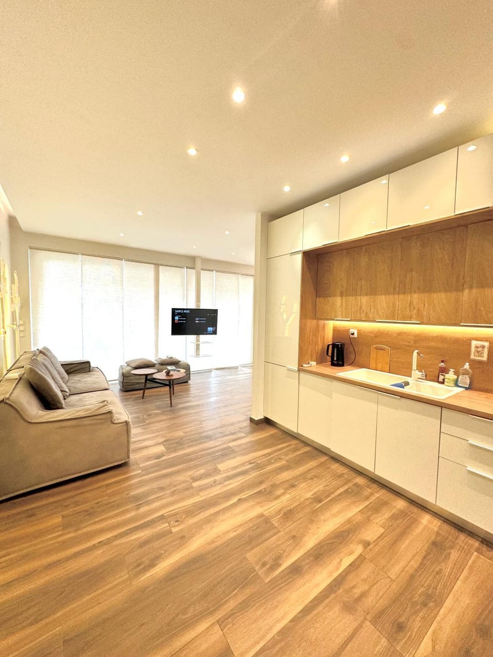 TV and multimedia, Kitchen or kitchenette, Living room, Seating area