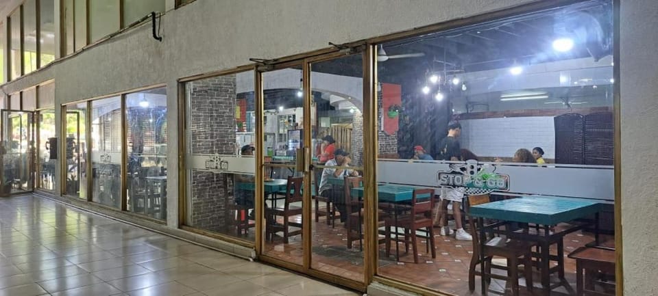 Restaurant/places to eat, People, group of guests