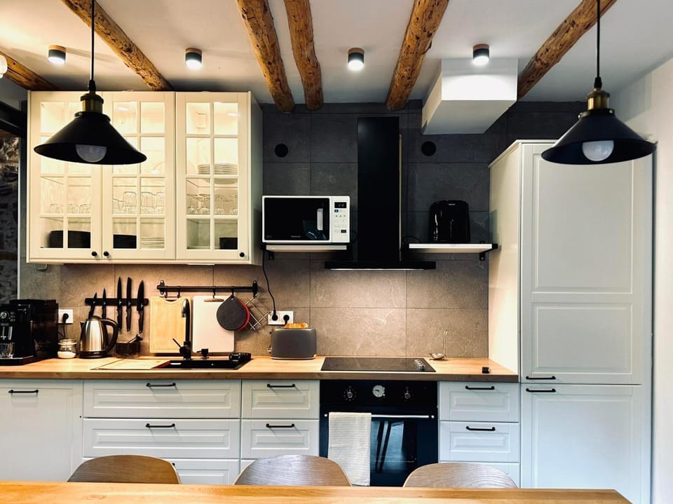 Coffee/tea facilities, Kitchen or kitchenette, dishwasher, stove