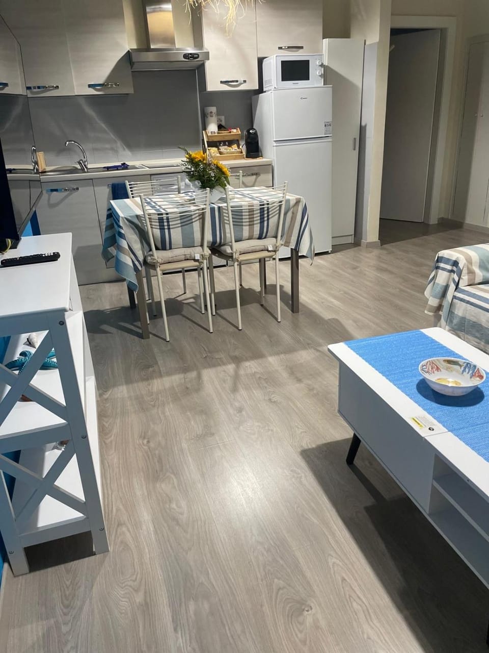 Kitchen or kitchenette, Dining area, stove