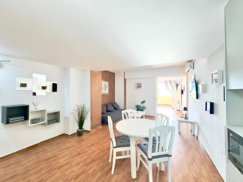 TV and multimedia, Living room, Seating area, Dining area
