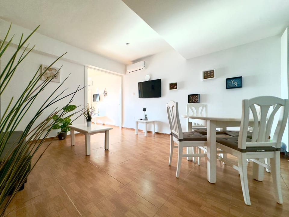 TV and multimedia, Living room, Seating area, Dining area, air conditioner