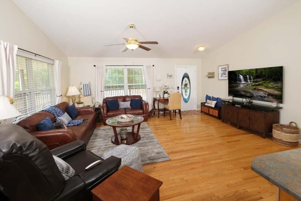 Birdsong Bungalow By Colonial Properties Chalet in Sevierville