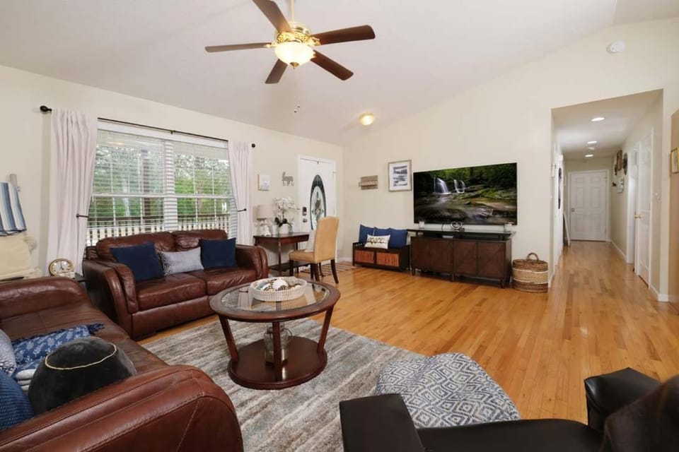 Birdsong Bungalow By Colonial Properties Chalet in Sevierville