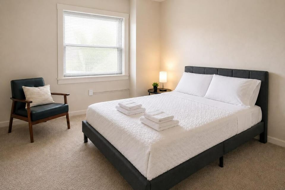 Cozy Playhouse Sq Loft Near Clinic & CSU Apartment in Cleveland Heights