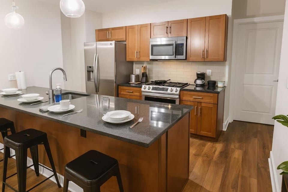 Terminal Tower! Dwntwn, Stadium, Casino, R&RHoF Apartment in Cleveland Heights