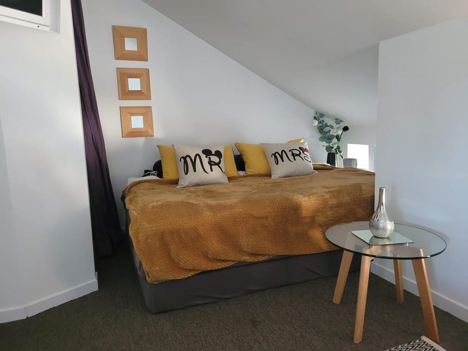 Bed, Bedroom