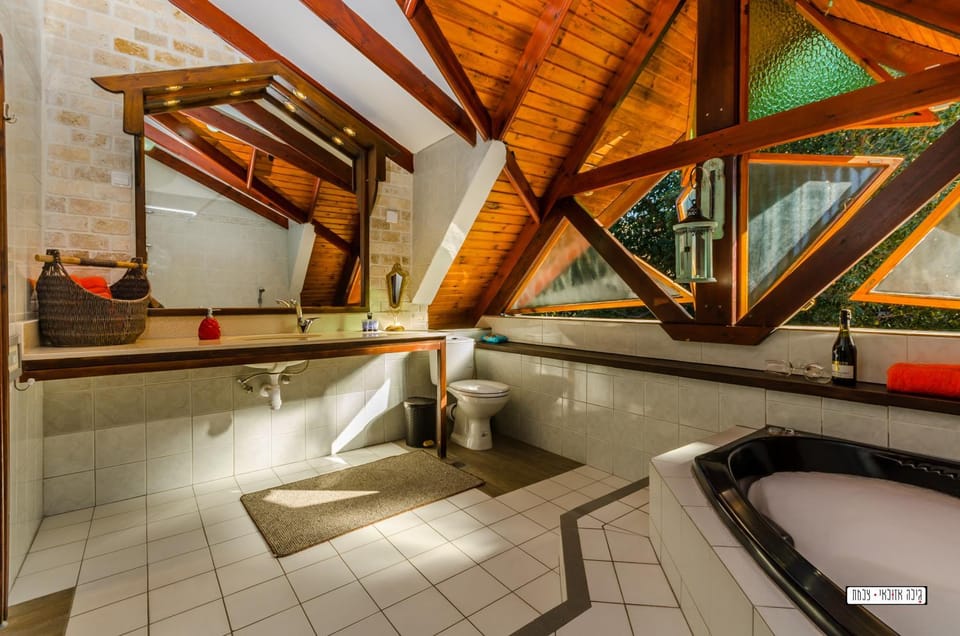 Day, Bathroom, On site