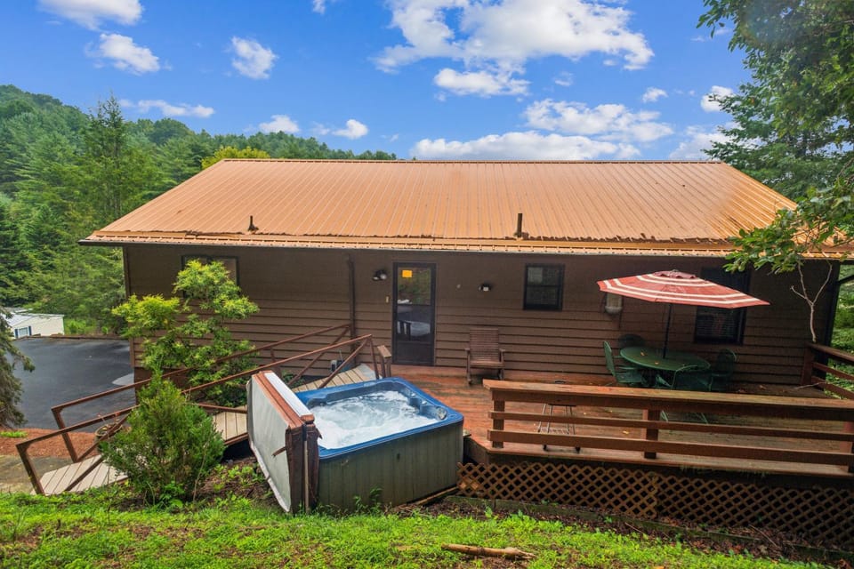 Whispering Pines - Spectacular Views & Hot Tub home House in North Carolina