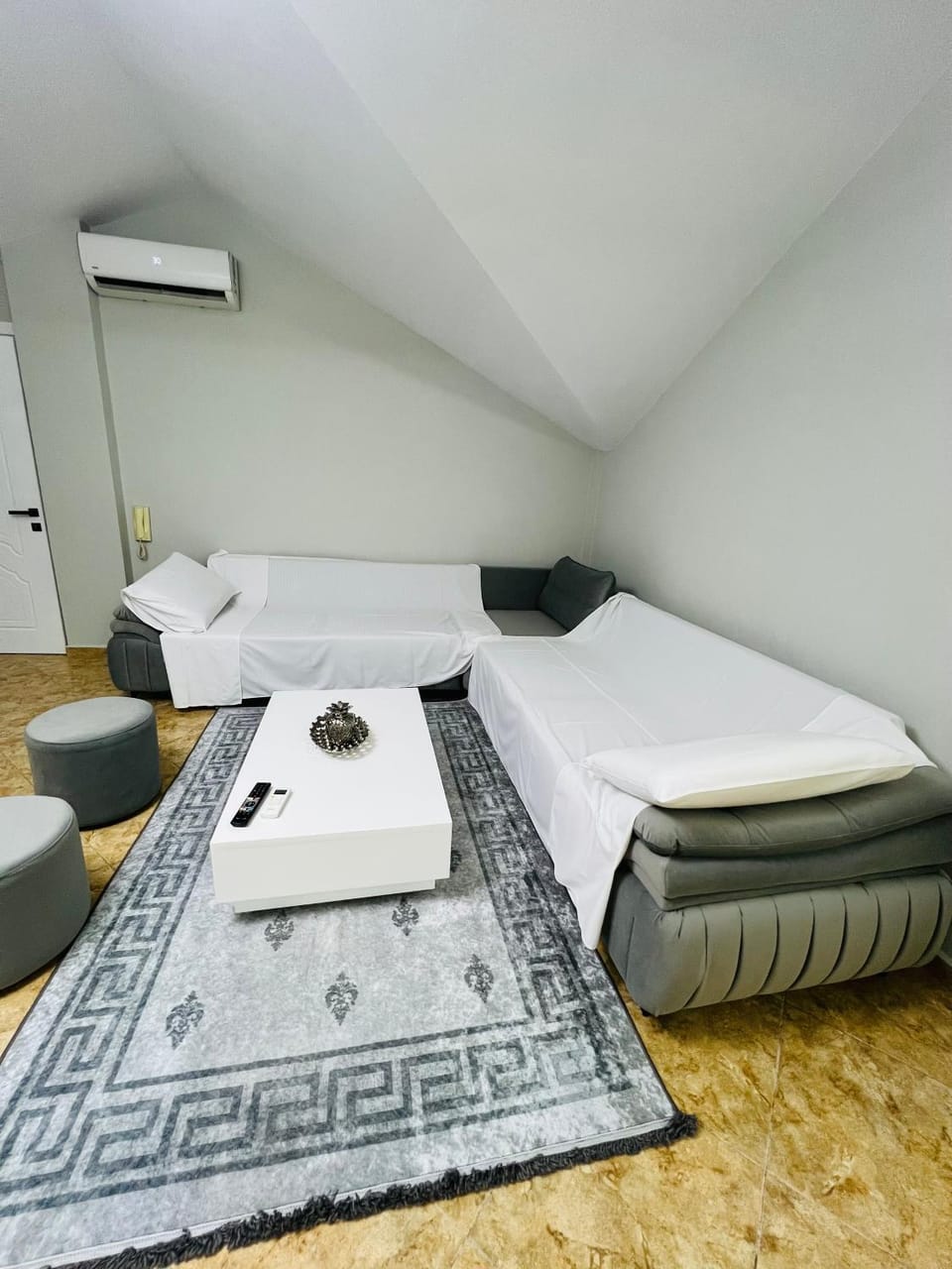 Photo of the whole room, air conditioner