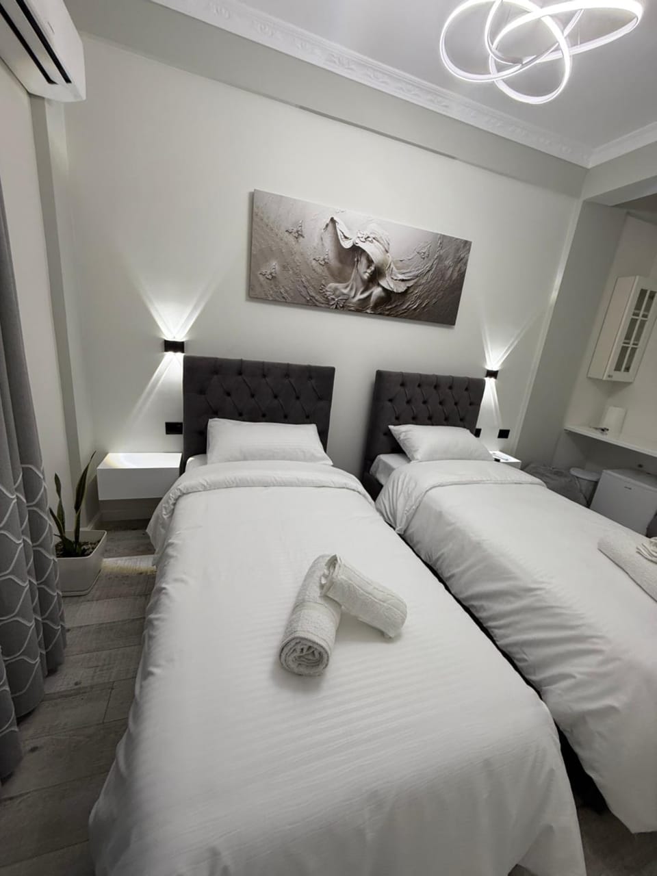Bed, Photo of the whole room, Bedroom, towels