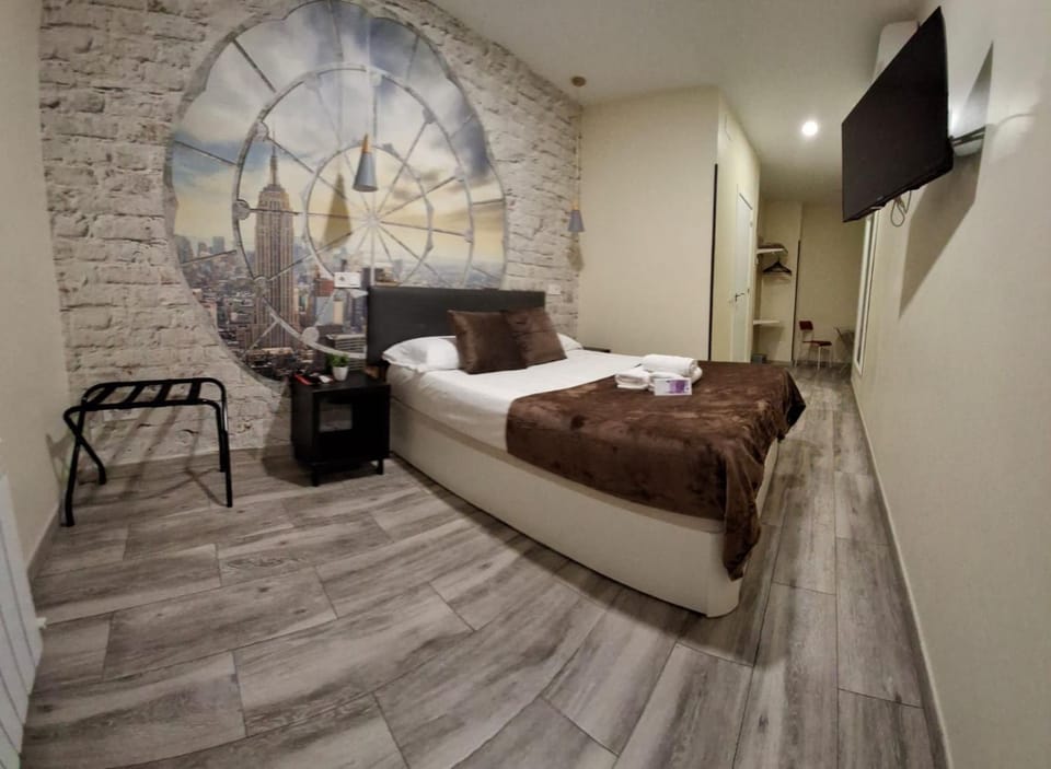 Bed, TV and multimedia, Photo of the whole room, Bedroom
