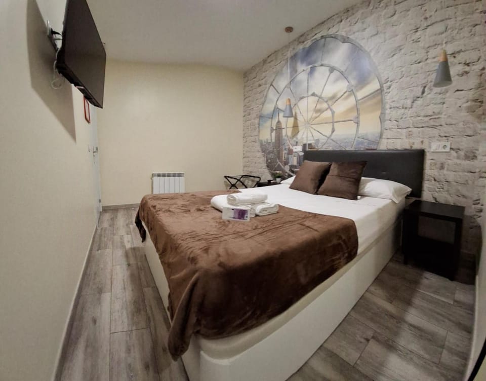 Bed, TV and multimedia, Photo of the whole room, Bedroom, towels