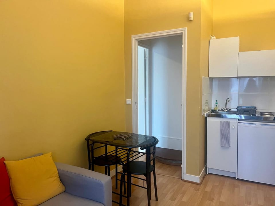 Kitchen or kitchenette, Living room, Seating area, Dining area, stove