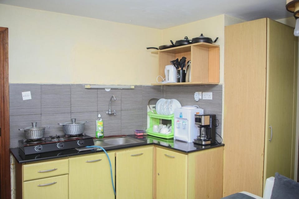 Coffee/tea facilities, Kitchen or kitchenette, stove