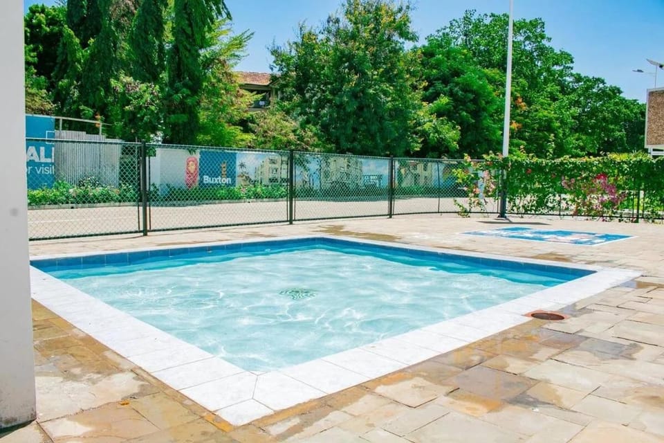3 bedroom mombasa CBD with AC in all rooms, gym ,free pool,washer Apartment in Mombasa