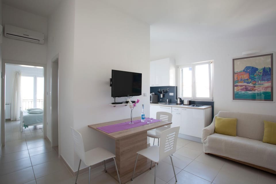 Photo of the whole room, Dining area