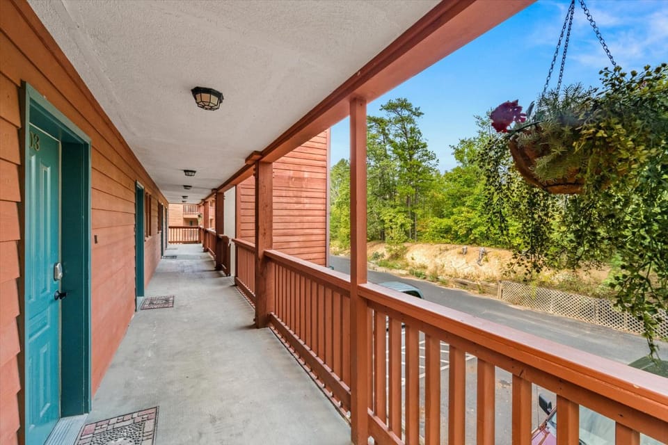 Treetop Bungalow Treetop Views, Dollywood Close House in Pigeon Forge