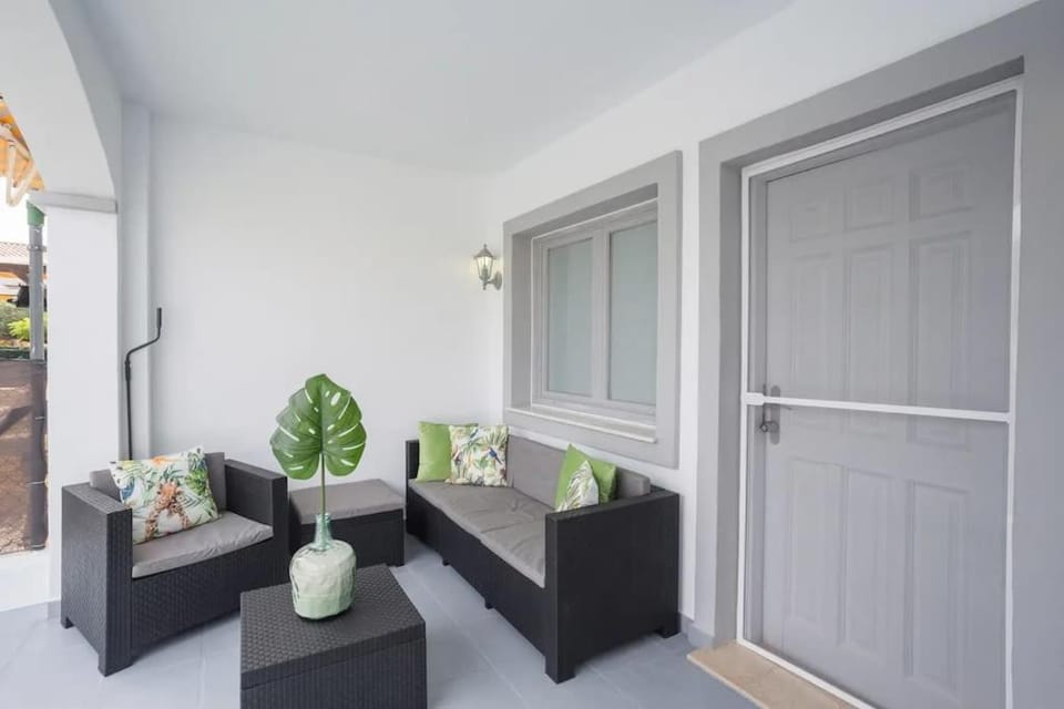 Facade/entrance, Balcony/Terrace