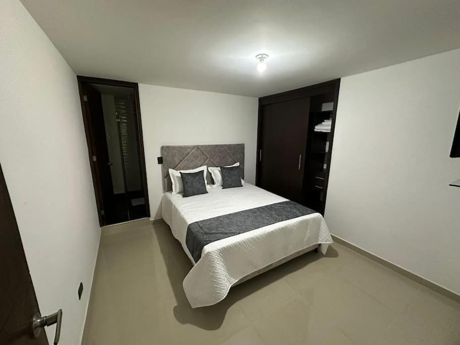 Apartamento Familiar En Laureles- Cerca a La 70 Apartment in Medellin