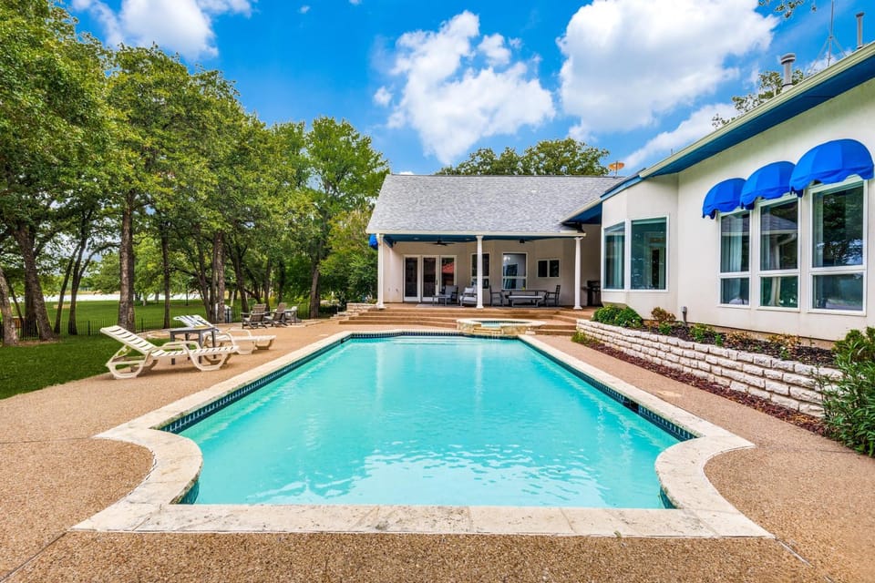 Waterfront Luxury Living with 4-BR Pool and Views House in Lake Lewisville