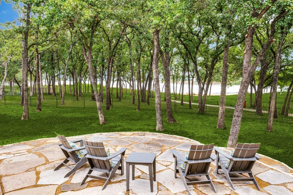 Waterfront Luxury Living with 4-BR Pool and Views House in Lake Lewisville