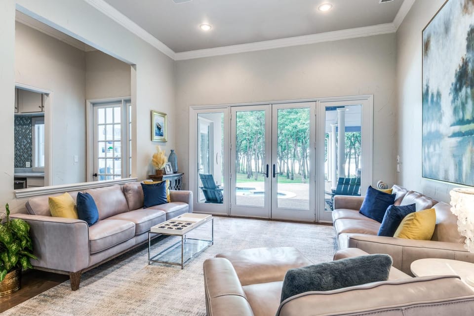 Waterfront Luxury Living with 4-BR Pool and Views House in Lake Lewisville