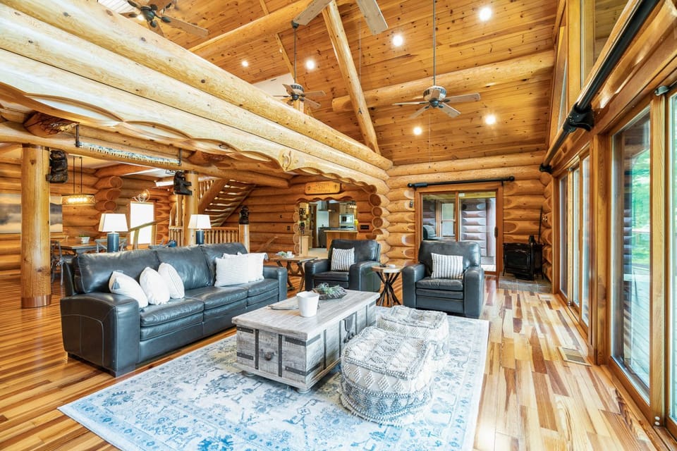 Hot Tub + Dock! Waterfront Norris Lake Log Home House in Norris Lake