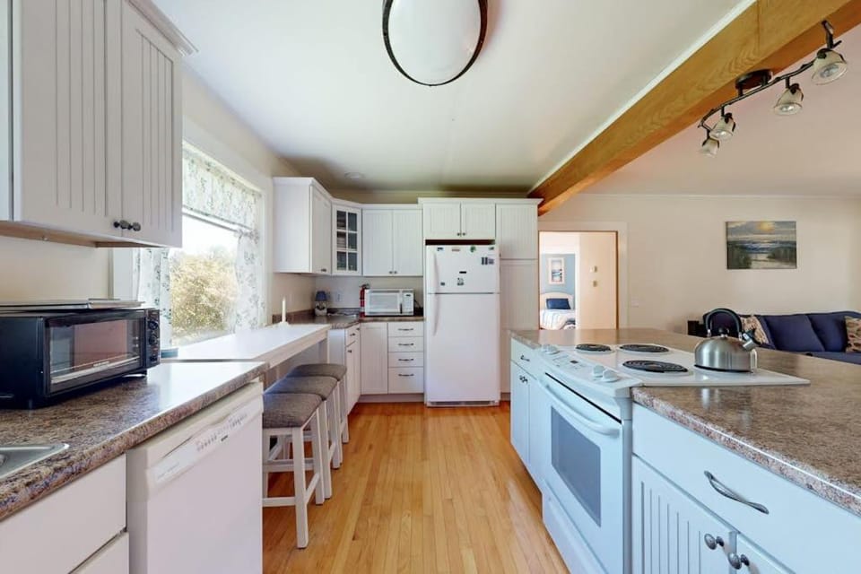 Kitchen or kitchenette, Dining area, oven, stove