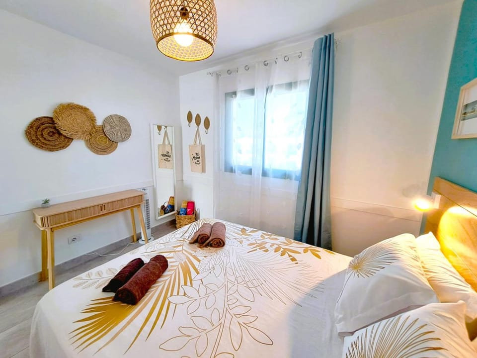 Bed, Bedroom, towels