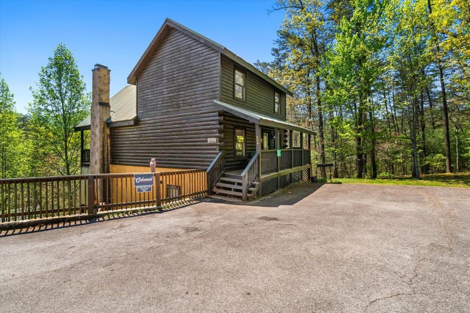 Smoky Mountain Getaway Leave the World Behind Chalet in Pigeon Forge