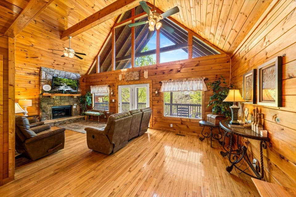 Smoky Mountain Getaway Leave the World Behind Chalet in Pigeon Forge