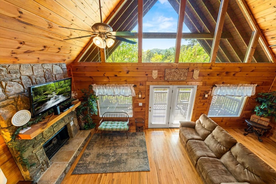 Smoky Mountain Getaway Leave the World Behind Chalet in Pigeon Forge